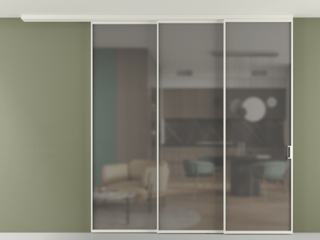 Перегородка Формато вдоль стены на потолок 3 створки с синхронным механизмом АЛПР 040.01 Алюминий Белый Сатинированное серое стекло, триплекс Цена 407390 ₽ | Volhovec